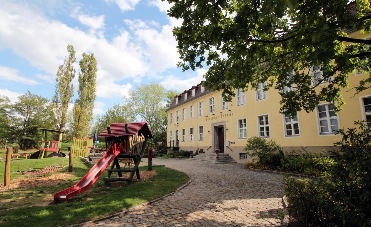 Familien- Und Freizeithotel Gutshaus Petkus Exterior photo